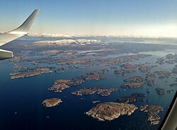 Fitjarøyane med øya Stord i bakgrunnen. Sett frå vest.