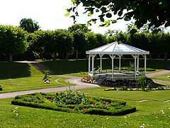 Kiosque et jardin public.