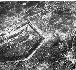 Tysk flygbild av det sönderskjutna Fort de Douaumont, det starkaste av forten runt den franska staden Verdun, under första världskriget. Fortet intogs snabbt, men återtogs med stora förluster i människoliv under Slaget vid Verdun 1916.