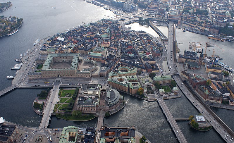 Gamla stan och Helgeandsholmen i september 2012, vy mot syd. I förgrunden skymtar Gustav Adolfs torg, i bildmitt dominerar Riksdagshuset och Stockholms slott. Till höger syns Centralbron och en del av Riddarholmen. Längst bort i bakgrunden märks Slussen.