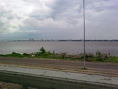Kinshasa vue de Brazzaville de l'autre côté du Pool Malebo.