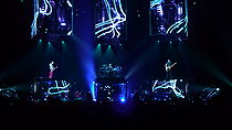 Voor 'The Resistance Tour' in 2009 creëerde Muse beweegbare zuilen, waarbij het trio boven het podium uit kon stijgen.