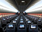 Interior de um Boeing 787, aeronave de fuselagem larga, na configuração 3-3-3.