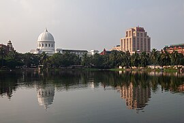 Le bassin de Lal Dighi, entouré de la Poste centrale de Calcutta et da la succursale régionale de la Banque de réserve de l'Inde.