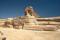 Grande Sfinge di Giza , c. 2558–2532 a.C., la più grande statua monolitica del mondo, lunga 73,5 metri (241 piedi), larga 6 metri (20 piedi) e alta 20,22 m (66,34 piedi). Giza , Egitto .