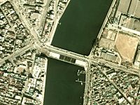 1974年[9]。上流側が旧橋、下流側が施工中の現橋。