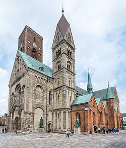 Stolnica Ribe. Zaradi svoje dolge in težavne zgodovine stavba odraža obilico različnih arhitekturnih slogov in umetniških tradicij.