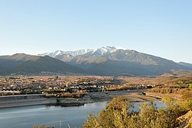 La retenue d'eau de Vinça, et le Canigou.