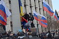 Замена флага Украины на флаг России на здании Гособладминистрации в Донецке, 1 марта 2014 года.