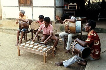 Ansambel Tifa Totobuang di Amahusu, Ambon, Maluku (1980)