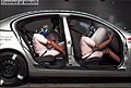 Uso della cintura di sicurezza e airbag durante la simulazione di un incidente (crash test)