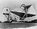 Holmdel Horn Antenna à Holmdel, New Jersey. Construit pour soutenir le programme de communication par satellite Echo[2], il a ensuite été utilisé dans des expériences qui ont révélé le rayonnement de fond cosmique qui imprègne l'univers[3].