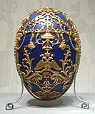 Tsarevich (trứng Fabergé). Các họa tiết vàng bao phủ các khớp, làm cho trứng trông như thể nó được chạm khắc từ một khối duy nhất của lapis lazuli