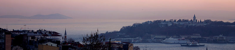 Panoramatický pohled na Zlatý roh, Topkapi a Marmarské moře