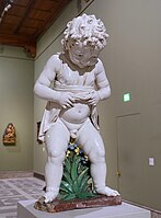 Una statua smaltata in terracotta di un puer mingens, Andrea della Robbia, c. 1490, Bode Museum, Berlino