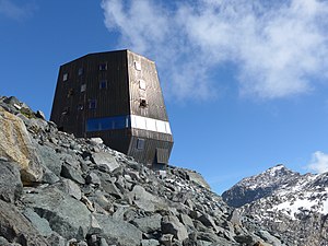 Schwarzensteinhütte im September 2018, hinten rechts die Westliche Floitenspitze