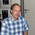 בשנת 1989 הציע לראשונה מדען המחשב האנגלי טים ברנרס-לי את ה-World Wide Web אותה יפתח בשנים הבאות