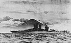 Kapal perang USS New Mexico berlabuh di Teluk Tokyo dengan Gunung Fuji di latar belakangnya, Agustus 1945