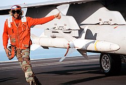 Střela AGM-88 HARM zavěšená pod křídlem F/A-18C