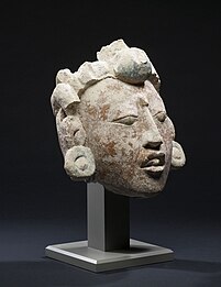 Cabeza de estuco do deus maia do millo de Campeche, México, 550-850 d.C.