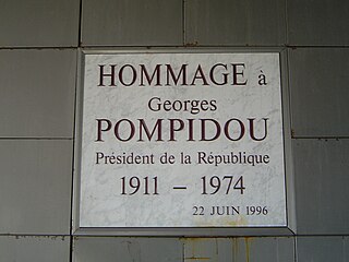 Plaque sous le pont du Pecq.