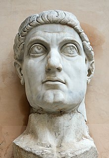 Das etwas von schräg unten fotografierte Bild zeigt den Marmorkopf Konstantins des Großen mit Lorbeerkranz und in die Weite schweifenden Augen