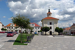 Benátky nad Jizerou, Husovo náměstí