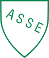 Blason blanc liséré de vert avec les lettres « ASSE » en biais