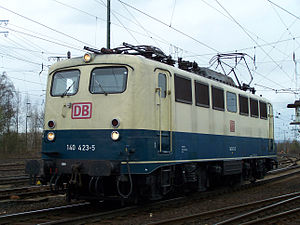 Baureihe 140 in ozeanblau-beiger Farbgebung