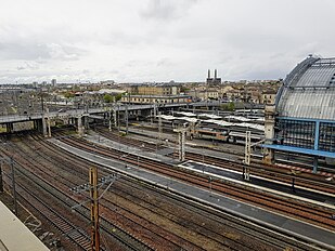 Vue du sud de la gare, avec la gare de triage au fond.