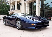 Una XJ220, la vettura di serie più veloce del 1992 (350 km/h).