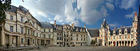 Château de Blois notranje fasade v gotskem, renesančnem in klasičnem slogu (od desne proti levi).