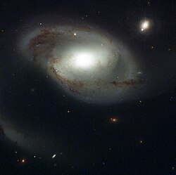 ハッブル宇宙望遠鏡による NGC 4319 の望遠写真。右上は、クエーサー Markarian 205。 credit：HST/NASA/ESA