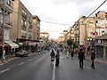 Ulice Rabi Akivy v Bnej Brak během šabatu, kdy ustává doprava
