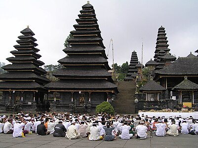 Pura Besakih, kompleks kuil Hindu terbesar di seluruh Bali, Indonesia.