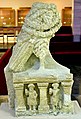 Sculpture d'un aigle perché sur un temple en modèle réduit, avec des hommes. Musée de Sulaymaniyah.