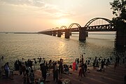 Puesta de sol sobre el puente Godavari Arch