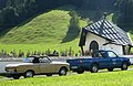 Dreharbeiten in Going für die 14. Staffel: Peugeot 304 Cabriolet von Anne Meierling und Ford Ranger des Gruberhofs