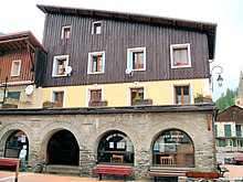 Ancienne halle, actuel office du tourisme, hôtel de ville et bureau de Poste