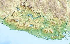 Mapa konturowa Salwadoru, blisko centrum na lewo znajduje się czarny trójkącik z opisem „San Salvador”