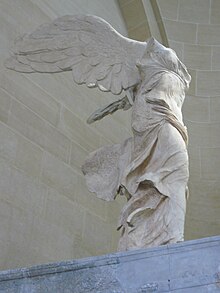 Victoire de Samothrace - vue de droite en contre-plongée, gros plan de la statue.JPG