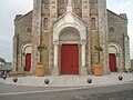 Le parvis de l'église de Basse-Indre.