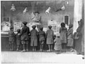 Bambini che osservano una vetrina natalizia dei Macy's, New York City, nel 1908.