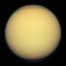 Титан в натуральных цветах (снимок «Кассини», 2011)