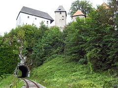 Eisenbahntunnel unter der Burg / Schloss Ozalj nähe Karlovac