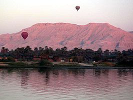 Heteluchtballonnen boven omgeving Luxor