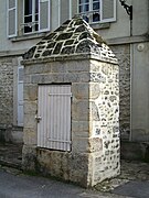 Vieux puits public couvert au centre du village, près de l'église et de la mairie.