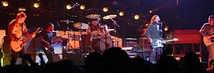 Pearl Jam v roce 2006. Zleva doprava: Mike McCready, Jeff Ament, Matt Cameron, Eddie Vedder a Stone Gossard