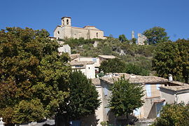 The church and surrounding buildings in Saint-Jurs
