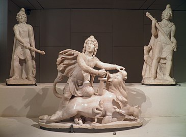 Groupe statuaire du mithréum de Sidon, 389. Mithra met à mort le Taureau, encadré par Cautopatès à gauche et Cautès à droite. Musée du Louvre.